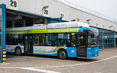 Bereits seit 2015 fahren in Münster Elektrobusse, hauptsächlich auf den Linien 11 und 14. Sie laden ihre Batterien an der Endhaltestelle regelmäßig mit Ökostrom auf. Nun setzen die Stadtwerke auch den ersten Elektrobus mit Wasserstofftank und Brennstoffzelle ein.