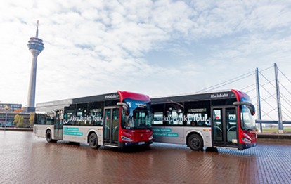Die ersten vom Land Nordrhein-Westfalen geförderten batterieelektrischen Busse der neuen Generation fahren durch Düsseldorf und tragen zur Verbesserung der Luftqualität und zur Reduzierung des Verkehrslärms bei.