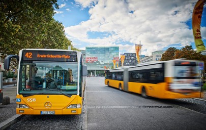 Seit September läuft beim Verkehrs- und Tarifverbund Stuttgart (VVS) ein Pilotprojekt bei dem die technische Machbarkeit eines Check-in-Check-out-Systems per Smartphone auf Herz und Nieren getestet wird. Möglich ist das mit der App des Schweizer Partners „Fairtiq“.