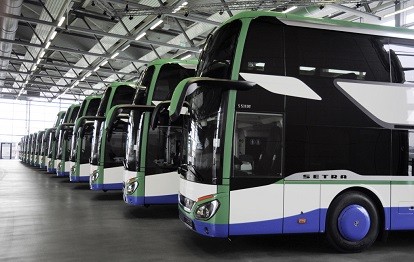 Die Geldhauser Linien- und Reiseverkehr GmbH & Co. KG setzt die ersten Doppelstockbusse im MVV ein (Bild: Daimler)