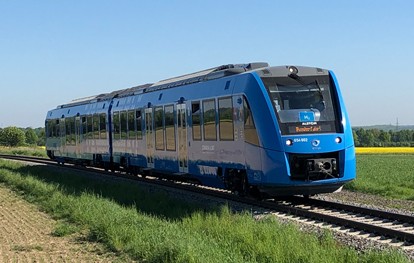 Ab 2022 sollen in Niedersachsen 14 Triebzüge, die mit Wasserstoff statt Diesel angetrieben werden, im Regelbetrieb fahren. Der Verband der europäischen Eisenbahnindustrie (The European Rail Supply Industry Association, UNIFE) zeichnet das wegweisende Projekt jetzt mit seinem „European Railway Award“ 2021 aus.