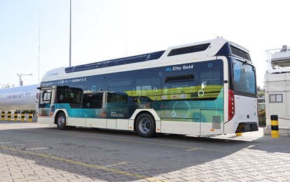 Der portugiesische Fahrzeughersteller CaetanoBus S.A. mit seinem Modell „H2.City Gold“ erhielt den Zuschlag zur Liefgerung von zehn Brennstoffzellenbussen. Das erste Fahrzeug soll im dritten Quartal 2021 geliefert werden, die restlichen Fahrzeuge folgen bis Ende November 2021.