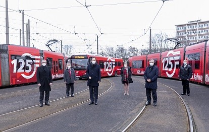 Freuen sich über die Gestaltung der Busse und Bahnen zum 125. Jubiläum der Rheinbahn (von links): Klaus Klar (Vorstandsvorsitzender und Arbeitsdirektor der Rheinbahn), Michael Richarz (Vorstand Technik und Betrieb der Rheinbahn), Dr. Stephan Keller (Oberbürgermeister der Stadt Düsseldorf), Susanne Momberg (Vorstand Finanzen der Rheinbahn), Andreas Hartnigk (Aufsichtsratsvorsitzender der Rheinbahn) und Michael Pink (Vorsitzender des Betriebsrats der Rheinbahn). Bild: Rheinbahn