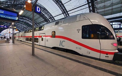 Stadler rüstet im Auftrag der Deutschen Bahn 17 KISS-Doppelstockfahrzeuge um. Zu dem Upgrade zählen neben erweiterten digitalen Services, Anpassungen im Innenraum und des Zugsicherungssystems auf ETCS Baseline 3 auch der Erhalt der Genehmigung für den Verkehr der Fahrzeuge in die Schweiz.