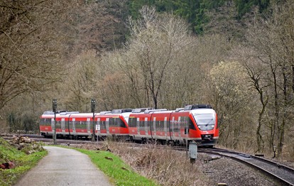 Mit dem neuen Landesgesetz über den öffentlichen Personennahverkehr (Nahverkehrsgesetz —NVG) möchte die Landesregierung den veränderten Mobilitätsbedürfnissen in Rheinland-Pfalz gerecht werden. Seit dem Inkrafttreten des Nahverkehrs-gesetzes am 17.November 1995 haben sich die Anforderungen an den öffentlichen Personennahverkehr (ÖPNV) stark verändert.