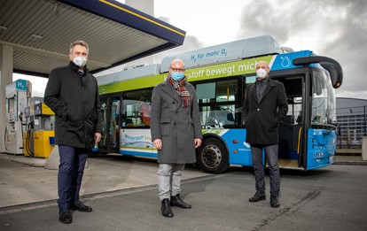 Die Stadtwerke Münster setzen bei der Elektrifizierung der Busflotte auf eine Mischung zwischen Bussen mit Batterie, die auf kürzeren Linien fahren und Ökostrom nachtanken, und solchen mit Wasserstofftank und Brennstoffzelle, die auch längere Strecken schaffen. Die Testfahrten zeigen: Die Reichweite des Busses liegt wie avisiert bei über 350 Kilometern pro Tankladung, das entspricht der eines Dieselbusses.