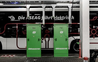 Der polnische Ladeinfrastruktur-Anbieter Ekoenergetyka hat für die Aachener Straßenbahn und Energieversorgungs-AG (ASEAG) 17 Depotladestationen für Elektrobusse mit einer Leistung von jeweils 75 kW installiert. Mitte 2021 sollen weitere zehn dieser Ladestationen folgen.