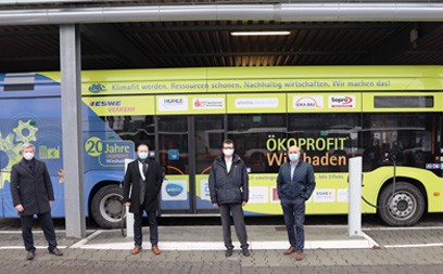 21 neue Batteriebusse sowie 56 stationäre Ladesäulen sind auf dem Omnibushof der ESWE Verkehr GmbH in der Gartenfeldstraße in Betrieb genommen worden. Die bisherigen zehn Batteriebusse werden nun von 21 weiteren Fahrzeugen vom Typ eCitaro aus dem Hause Mercedes Benz ergänzt.