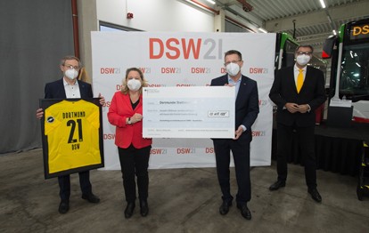 Bundesumweltministerin Svenja Schulze hat DSW21 einen Förderbescheid in Höhe von insgesamt 13,6 Mio. € für das Projekt „StromFahrer“ übergeben. Im Rahmen des Projekts wird das Dortmunder Verkehrsunternehmen seine Flotte bis Mitte 2022 mit 30 elektrisch angetriebenen Gelenk-Bussen ergänzen und gleichzeitig die dafür notwendige Lade-Infrastruktur am Betriebshof Brünninghausen aufbauen