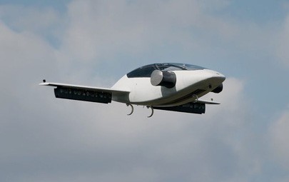 Das bayerische E-Flugtaxi-Unternehmen Lilium gibt eine strategische Partnerschaft mit Flughafenbetreiber Fraport zur Entwicklung eines kommerziellen eVTOL-Netzes bekannt. Die Partnerschaft wird sich in erster Linie mit den erforderlichen Planungs- und Genehmigungsschritten für den eVTOL-Betrieb befassen, zunächst für Deutschland und anschließend für weitere EU-Länder.