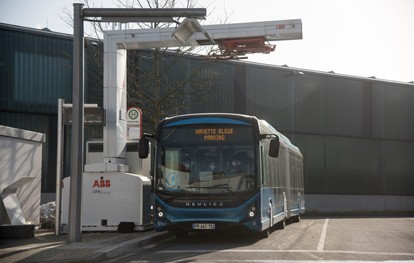 Osnabrück ist derzeit Tummelplatz unterschiedlicher E-Busse. Hintergrund ist die Teilnahme der Stadtwerke am übergreifenden EU-Projekt ASSURED: Dabei wird getestet, wie intelligente Ladelösungen für unterschiedliche E-Nutzfahrzeuge funktionieren können.