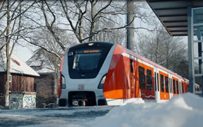 Die S-Bahn Hamburg hat ab sofort alle Züge der Baureihe 490 im Betrieb. Das letzte der 82 bestellten Fahrzeuge des Herstellers Bombardier absolvierte in der letzten Woche die Abnahmefahrten in Hamburg.