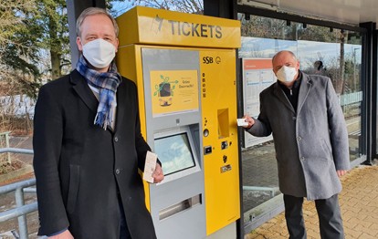 An vier Standorten können die Kunden der Stuttgarter Straßenbahnen AG (SSB) sich künftig mit den ersten neuen Ticketautomaten vertraut machen: In der Klettpassage, an den Haltestellen SSB-Zentrum und Vaihingen Bahnhof sowie an der Bushaltestelle Plieningen Post. Der erste neue Automat an der Haltestelle SSB-Zentrum wurde jetzt in Betrieb genommen.