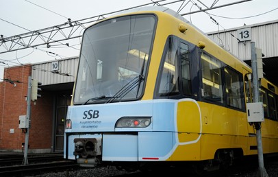 Sechs Stuttgarter Stadtbahnen wechseln ihre Masken: Ihre Stoffmasken haben sie abgelegt und tragen jetzt eine sogenannte medizinische Maske, blaue Seite nach außen. Mit der neuen Beklebung möchten die SSB daran erinnern, dass die aktuelle Corona-Verordnung des Landes sich geändert hat und nun vorschreibt, in Fahrzeugen und an Haltestellen eine FFP2-Maske oder eine OP-Maske zu tragen.