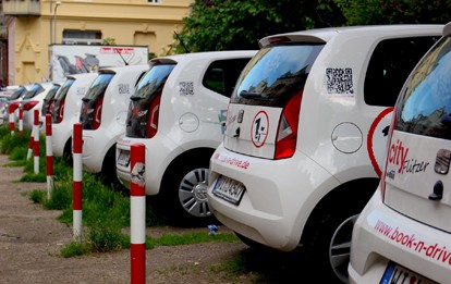 Die Folgen der Covid-19-Pandemie haben sich auch auf das CarSharing in Deutschland ausgewirkt. Der allgemeine Rückgang der Mobilität während der beiden Lockdowns hat bei den CarSharing-Anbietern zu teilweise erheblichen Buchungs- und Umsatzrückgängen geführt. Dennoch kann die Branche eine insgesamt positive Bilanz ziehen.