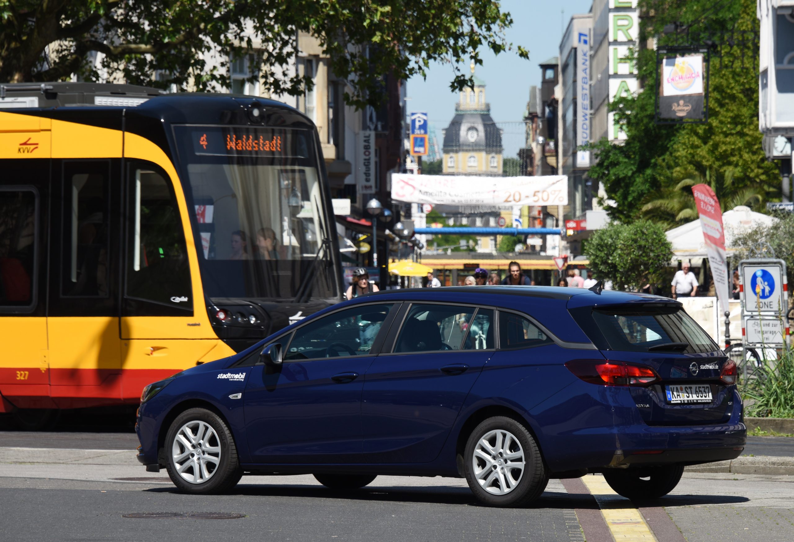 Stationäres Carsharing spart Platz, Geld und CO2. Doch die Vorteile von Gemeinschaftsautos nutzen bislang hauptsächlich Menschen in den Städten. Das möchte das Zukunftsnetz Mobilität NRW ändern, denn gerade in ländlichen Gebieten sind die Strecken lang und andere Verkehrsmittel mitunter rar.