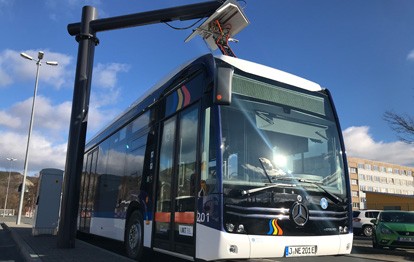 Der Jenaer Nahverkehr will seinen Anteil für eine umweltfreundliche und lebenswerte Stadt beitragen. Nachdem die Straßenbahnen bereits seit fast 120 Jahren mit Strom fahren, startete das Unternehmen daher genau vor einem Jahr (20. Februar 2020) damit, die ersten drei vollelektrisch angetriebenen Stadtbusse in den Linienverkehr aufzunehmen.