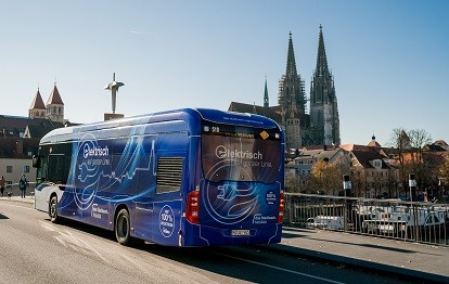 Durch die Aufrüstung des Regensburger Busdepots mit Lade- und Energieverteilungstechnik von Siemens können dort künftig 22 neue Elektrobusse mit je 150 kW geladen werden (Bild: das stadtwerk Regensburg / Simon Gehr )