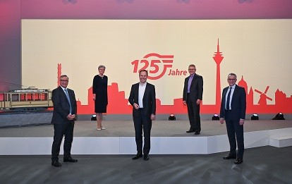 Andreas Hartnigk (Aufsichtsratsvorsitzender der Rheinbahn), Susanne Momberg (Vorstand Finanzen der Rheinbahn), Dr. Stephan Keller (Oberbürgermeister der Stadt Düsseldorf), Michael Richarz (Vorstand Technik und Betrieb der Rheinbahn), Klaus Klar (Vorstandsvorsitzender und Arbeitsdirektor der Rheinbahn). Bild: Rheinbahn