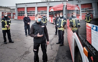 Markus Weber, zuständig für Fahrzeuge in den SWB-Werkstätten, erklärt den Lehrgangsteilnehmern die Besonderheiten der neuen E-Busse (Bild: Stadtwerke Bonn)