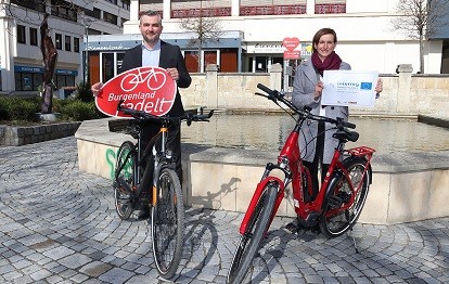 Landesrat Dorner gab gemeinsam mit Christine Zopf-Renner, Leiterin der Mobilitätszentrale Burgenland, den Startschuss für die Aktion „Burgenland radelt“ (Bild: Bgld. Landesmedienservice)