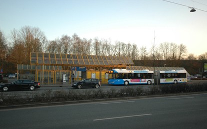 Durch die Covid-19-Pandemie hat sich die Nutzung des eigenen Pkw sowie von Bussen und Bahnen einer Forsa- Umfrage zufolge deutlich verändert. Dass sich die Pandemie nachhaltig auf das Mobilitätsverhalten in Deutschland auswirkt, glauben allerdings nur 37 Prozent der Befragten.