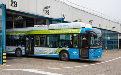 Angesichts der weiter ausstehenden Notifizierung der E-Bus-Förderung durch die EU-Kommission fordert VDV-Vizepräsident Werner Overkamp Tempo beim Verfahren: „Brüssel hat mit der Clean Vehicles Directive strenge Ziele vorgegeben, um die Flotten zügig auf sauberere Antriebstechniken umzustellen – und die Branche wird alles dafür tun, um diese Ziele zu erreichen.“