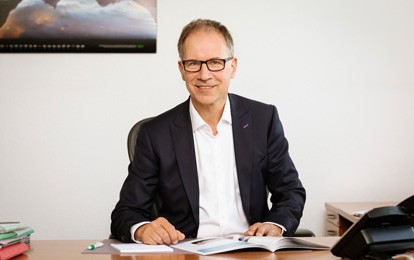 Dr. Norbert Reinkober, Geschäftsführer der Nahverkehr Rheinland GmbH (NVR) und der Verkehrsverbund Rhein-Sieg GmbH (VRS), ist neuer Vorsitzender des Netzbeirats der DB Netz AG. Die vom Präsidenten des Eisenbahn-Bundesamtes, Gerald Hörster, ernannten Mitglieder des Gremiums wählten den Rheinländer bei der virtuellen konstituierenden Sitzung zum Vorsitzenden.