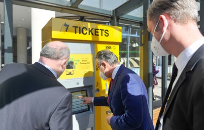 An der Bushaltestelle Rathaus haben die Stuttgarter Straßenbahnen am 30. März 2021 den ersten regulären von insgesamt etwa 380 Fahrausweisautomaten ersetzt. Oberbürgermeister Dr. Frank Nopper hat sich den neuen Automaten unweit des Rathauses nach der Montage gemeinsam mit den SSB-Vorständen angesehen.