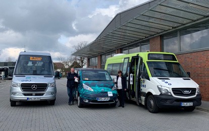 Seit August 2020 ergänzt das Mobility-on-demand-Angebot „Hin&Wech“ den bestehenden Busfahrplan im Stadtverkehr Neumünster am späten Abend und frühen Morgen. Mit dem attraktiven, bedarfsorientierten Ridesharing-Angebot möchten die Stadtwerke Neumünster (SWN) noch mehr Neumünsteranern für den Umstieg auf den öffentlichen Nahverkehr (ÖPNV) animieren und so einen weiteren Beitrag zum Klimaschutz leisten.