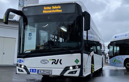 Solaris Bus & Coach hat an die Regionalverkehr Köln GmbH (RVK) den ersten von insgesamt 15 im Jahr 2020 bestellten wasserstoffbetriebenen Bussen ausgeliefert. Das Fahrpersonal der RVK bekommt nun eine Einweisung in die Tankvorgänge, die Besonderheiten des Wasserstoffantriebs und der Wasserstoffbustechnik.