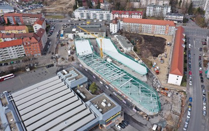 Die Bauarbeiten am neuen eBus-Port der VAG Verkehrs-Aktiengesellschaft Nürnberg sind in den vergangenen Wochen deutlich vorangekommen. Inzwischen ist die künftige Gestalt des Bauwerks gut zu erkennen.