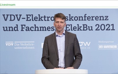 Auf der VDV-Konferenz standen neben den politischen Rahmenbedingungen für den Aufbau des Busangebotes im Allgemeinen auch die konkrete Umsetzung der Clean Vehicles Directive und die Förderkulisse für E-Busse und die dafür erforderliche Infrastruktur auf der Agenda.