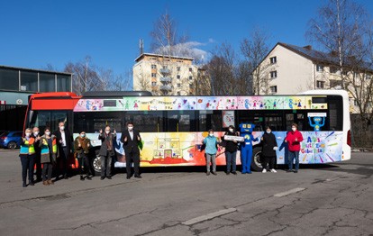 Seit 10 Jahren gibt es das erfolgreiche Projekt Nimbu des Kreises Unna und der VKU, das allen, die Hilfe benötigen, das Busfahren näherbringt. Anlässlich des 10jährigen Bestehens hat die VKU jetzt einen Bus nach einem Schüler-Wettbewerbsentwurf gestaltet.