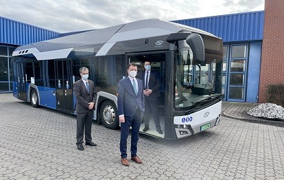 Die NIAG-Vorstände Hendrik Vonnegut (vorn) und Christian Kleinenhammann (re.) nahmen den Solaris Urbino Hydrogen Wasserstoffbus zusammen mit Betriebsleiter Stephan Kreth in Moers Empfang (Bild: NIAG / Tobias Jakubowski)