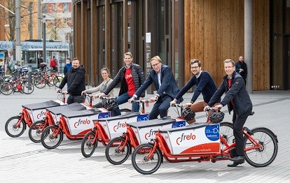 von links: Onur Semerci (Projektmanager bei nextbike), Luisa Stenmans (Frelokoordinatorin VAG), Oliver Benz (Vorstand VAG), Martin Haag (Verkehrs- und Baudezernent Freiburg), Oberbürgermeister Martin Horn, Stephan Bartosch (Vorstand VAG). Bild: VAG / Patrick Seeger