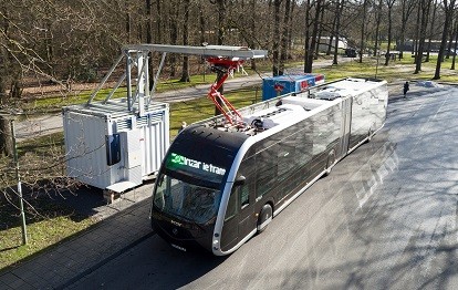 Im Rahmen des EU-Projektes ASSURED haben vier E-Bus-Typen in Osnabrück unterschiedliche Ladelösungen getestet, u.a. der spanische Irizar am Waldfriedhof Dodesheide (Bild: Stadtwerke Osnabrück / Uwe Lewandowski).