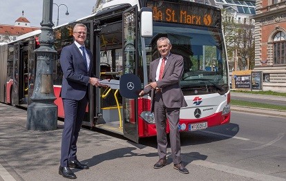 v.l.n.r: Dirk Schmelzer, CEO EvoBus Austria und Günter Steinbauer, CEO Wiener Linien (Bild: Daimler AG)