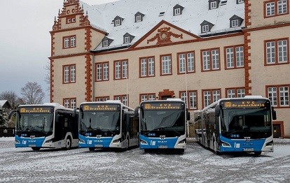 Die vier neuen Busse im Schlosshof des Museum Schloss Salder, Salzgitter (Bild: KVG)
