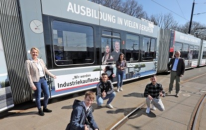 Nina Lepper, Leiterin des Centers Personal (links), und BSAG-Vorstandssprecher Hajo Müller mit den Auszubildenden, die für die neue Azubi-Bahn Modell gestanden haben (Bild: BSAG)