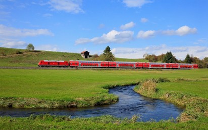 Ab dem 7. Mai 2021 stehen Berufspendelnden und Urlaubsreisenden auf Ihrer Reise mit der Deutschen Bahn (DB) von und nach Sylt deutlich mehr Kapazitäten zur Verfügung. Das Land Schleswig-Holstein und die DB haben gemeinsam ein umfangreiches Maßnahmenpaket geschnürt, um bei steigendem Reiseverkehr in den Sommermonaten ein zusätzliches Angebot an Sitzplätzen und eine bestmögliche Verteilung der Fahrgäste in den Zügen zu ermöglichen.