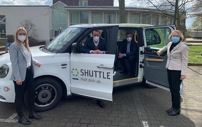 Probefahrt: (v.l.) Lara Wölm (Projektleiterin bei den Stadtwerken Gütersloh), Minister Hendrik Wüst, Stadtwerke-Geschäftsführer Ralf Libuda und Christine Lang, Erste Beigeordnete der Stadt Gütersloh (Bild: VM / Simon Bierwald)