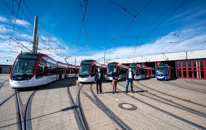 Der Fuhrpark der Freiburger Verkehrs AG (VAG) hat sich weiter verjüngt und modernisiert. Fünf Stadtbahn-Fahrzeuge des Typs Urbos 100 des spanischen Herstellers CAF (Construcciones y Auxiliar de Ferrocarriles) die in den vergangenen Monaten ausgeliefert und fahrbereit gemacht wurden, können nach erfolgter Zulassung durch die Technische Aufsichtsbehörde jetzt in den Liniendienst gehen.