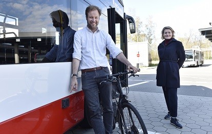 Senator Anjes Tjarks und HOCHBAHN-Vorständin Claudia Güsken bei der Präsentation des Abbiege-Assistenten für Busse (Bild: HOCHBAHN)