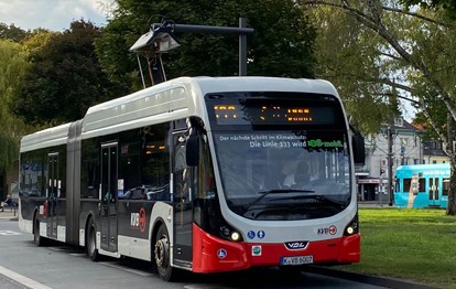 VDL Bus & Coach bv (Eindhoven) wird die nächsten 51 E-Busse der Kölner Verkehrs-Betriebe (KVB) herstellen und 2022 ausliefern. Das niederländische Unternehmen hat das Vergabeverfahren mittels europäischer Ausschreibung für sich entschieden.