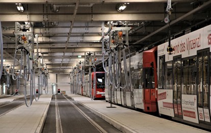 Die Kölner Verkehrs-Betriebe (KVB) nehmen ihre neue Abstellanlage für Stadtbahnen in Betrieb. In der Anlage im Stadtteil Weidenpesch können 64 Stadtbahnwagen, also 32 Doppeltraktionen, abgestellt werden.