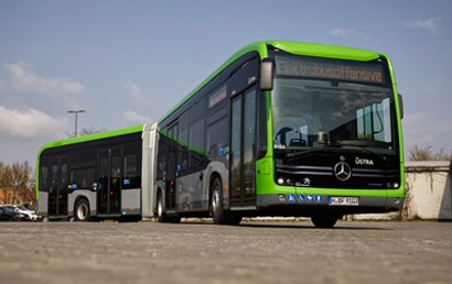 Für den vollelektrisch angetriebenen Stadtbus eCitaro gibt es drei Jahre nach seiner Weltpremiere ein Update, Mercedes-Benz wechselt auf eine nochmals leistungsstärkere Generation von Lithium-Ionen-Batterien. Die ersten Gelenkbusse des Typs eCitaro G wurden jetzt an den Verkehrsbetrieb ÜSTRA in Hannover ausgeliefert.