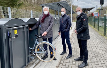 Am S-Bahn-Haltepunkt in Witterschlick sind 26 überdachte Fahrrad-Abstellplätze und zehn abschließbare Fahrradboxen entstanden. Sie erweitern das bereits bestehende Bike+Ride-Angebot vor Ort und dienen als weiteres Element zum Ausbau des Haltepunkts zu einer Mobilstation.