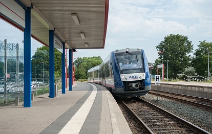 Ein AKN-Lint 54 am AKN-eigenen Bahnhof Kaltenkirchen Süd (Bild: AKN Eisenbahn GmbH)