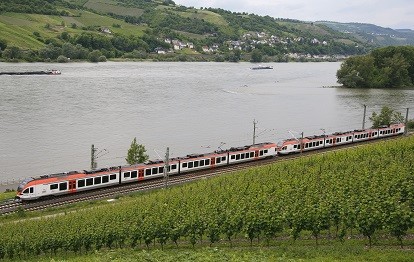 Rheingaubahn bei Lorch (Bild: RMV / Helmut Vogler)